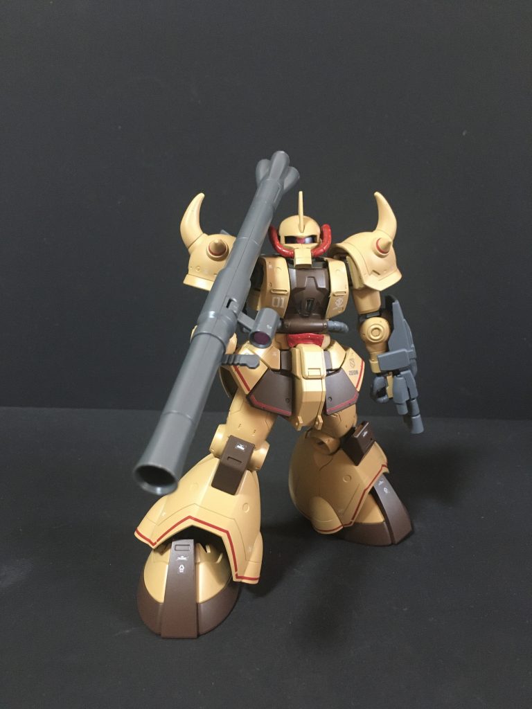 正面右側左腕にはグフR３５のマシンガンを装備させています。