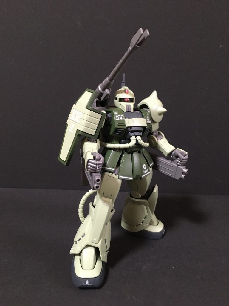 正面右側キット付属の腰回りのラインシールはイアングレーデンを意識したスパイダー2重縦線ですが、一般機なので通常のザクと同様に横一本線で作成しています。