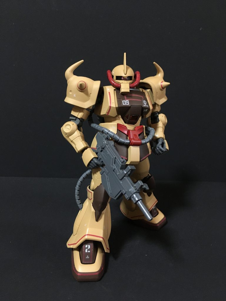 ショルダーパーツは大きくてバランスが悪かったので、グフカスタム用に変更しています。頭部はグフ特有の上パーツ目元の膨らみをパテで作成しています。