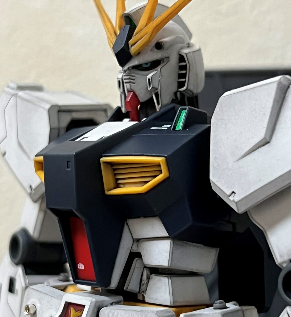 組み立てて眺めていたら、唐突に目を付けてみたくなったので油性マジックで書いてみました。何か不満がありそうな顔になりました。