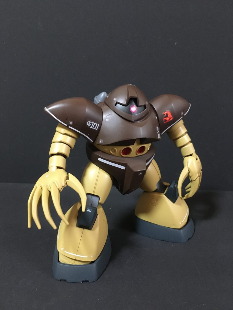 正面右側手足はクレオスのダークイエロー、胴体部分はクレオスの赤褐色を使用しています。モノアイはラインストーンシールに変更しています。