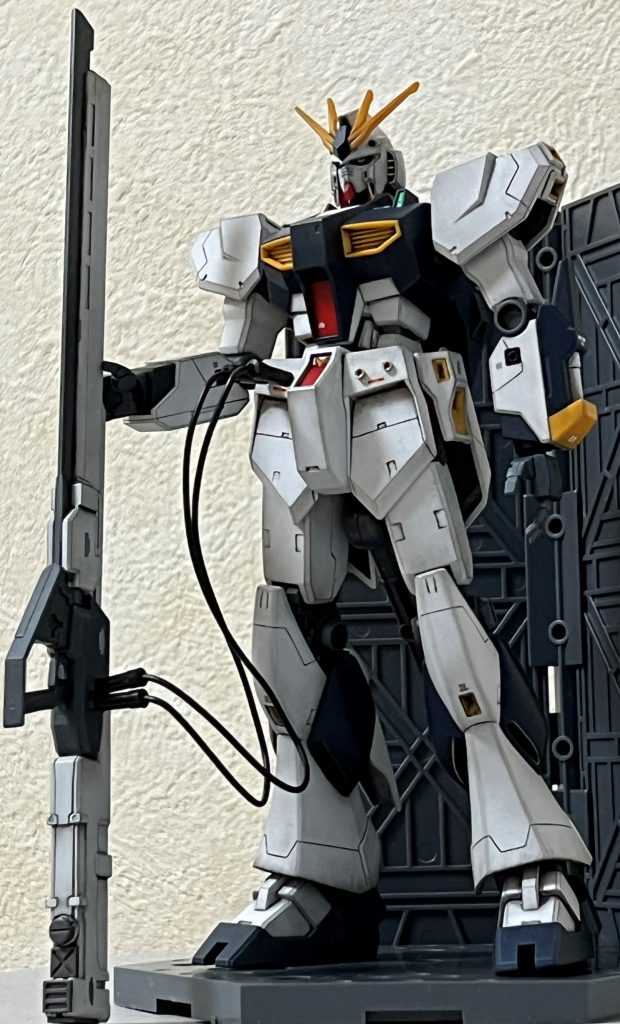 長いライフルを持たせてみます。腰からライフルに接続されたケーブルはエネルギー供給用、もしくは失くさないように繋いでるものと思われます。