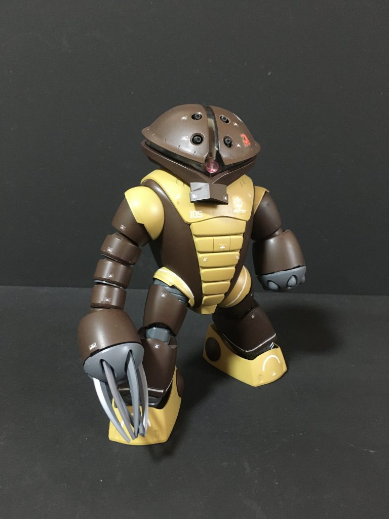 正面右側通常のアッガイの胴体中央色は薄焦げ茶色ですが、ゴッグに揃えてダークイエローで塗装しています。