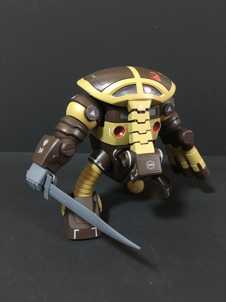 正面右側MSV版なので右手はゾック仕様となっています。設定は濃褐色と薄焦げ茶のツートーンカラーですが、薄焦げ茶部分はゴックに合わせてダークイエローとしています　＋　胴体中央は濃褐色ではなくダークイエローで塗り分けました。