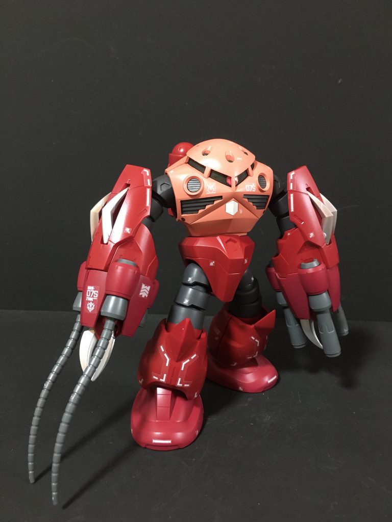 正面右アメイジングズゴックを最初に見た時は衝撃を受けました。ズゴックのシンプルなラインを残しつつ、ごついけどシンプルにまとめられた追加武装アーマーがマッチしていて素晴らしいと思います。