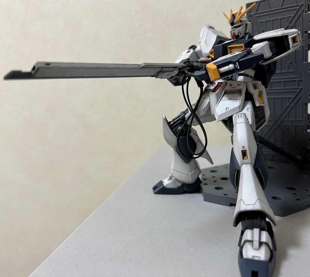 長い銃は構えるのが大変です。左手がギリギリ届きません。