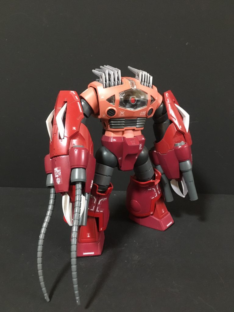 正面右側ゾゴックが発表された当時、特徴的なモノアイのデザインが好きではなかったのですが、HGUCで綺麗に立体化されて非常にかっこよく見えるようになりました。アメイジングズゴックの腕が非常にマッチして、制作した水陸両用MSの中ではこの作品が一番気に入っています。