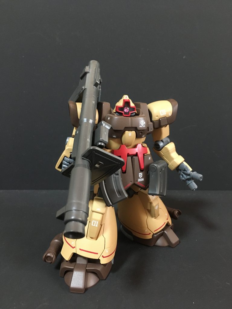 正面右側マーキングはオリジン用を使用しています。カラーリングは基本的に設定版と同じですが、腰ベルトのバックル部分はデザートザクに合わせてアズキ色で塗装しています。