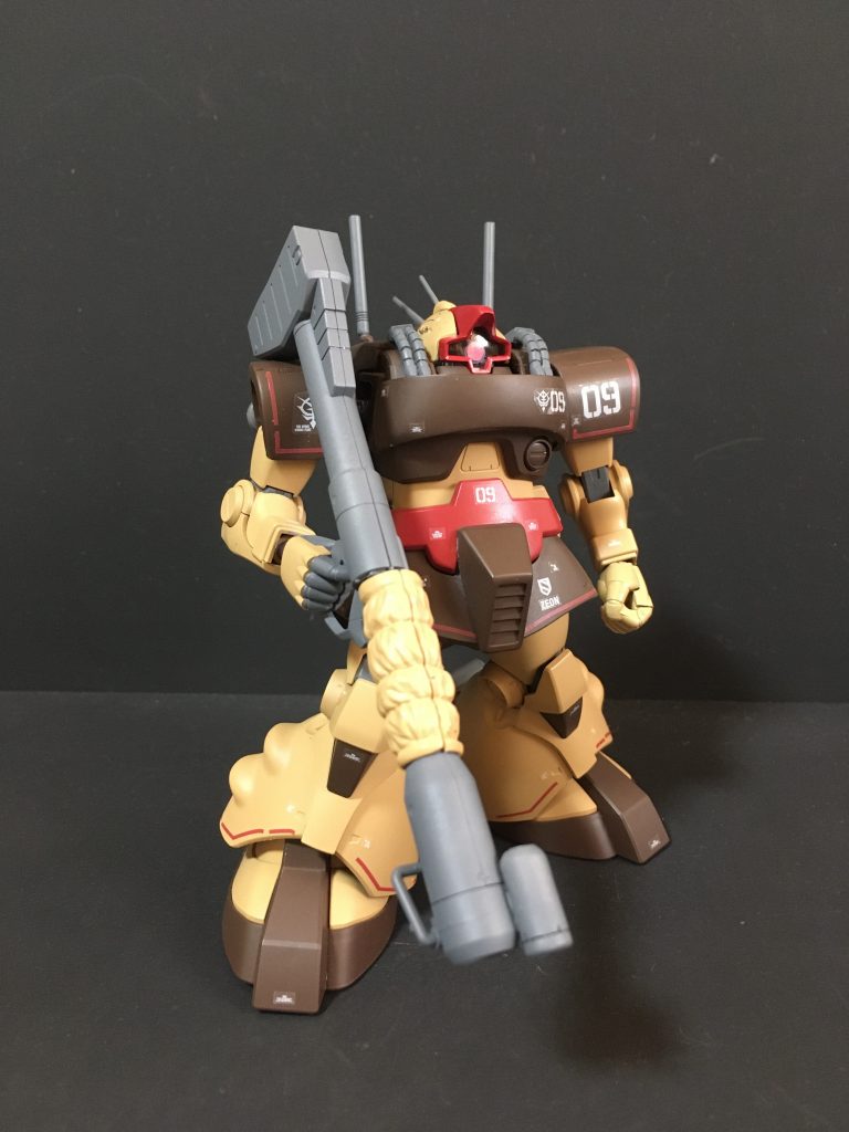 正面右側肩と腰前面パーツは旧キットパーツを使用しています。特徴的な頭部は自作するスキルがなく。。。通常のドワッジのままです。