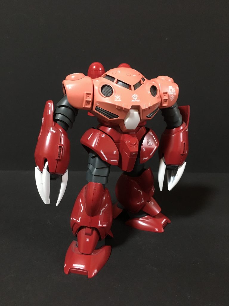 正面右側本家ズゴックに比べて肩や腰パーツが追加されてMSらしさが増した設定ですね。ポケットの中の戦争が発表された当時、デザインに感銘を受けたことを記憶しています。