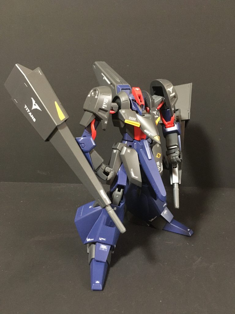 正面右側ギャプランは旧キットの出来も良かったですが、HGになって変形ギミックがさらに高度化されて素晴らしいですね。かなり初期のHGキットですが、最新のHGキットにも勝るとも劣らない優秀キットと思います。