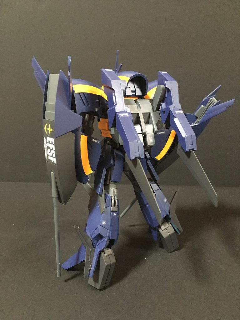 後方ショット最初は両腕のビームシールドアーマーだけをアッシマーにミキシングする計画だったのですが、足やバックパックもミキシングしたくなり、結局アンクシャそのものをティターンズカラーで塗装することになりました。