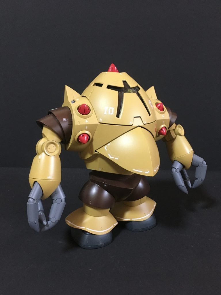 正面右側ゾックはジオン軍では珍しく単一色塗装の設定なので、ツートンカラーの塗り分けに試行錯誤しました。最初はもっと焦げ茶が多い形で塗装していたのですが、最終的にダークエッグ基調の塗装としました。