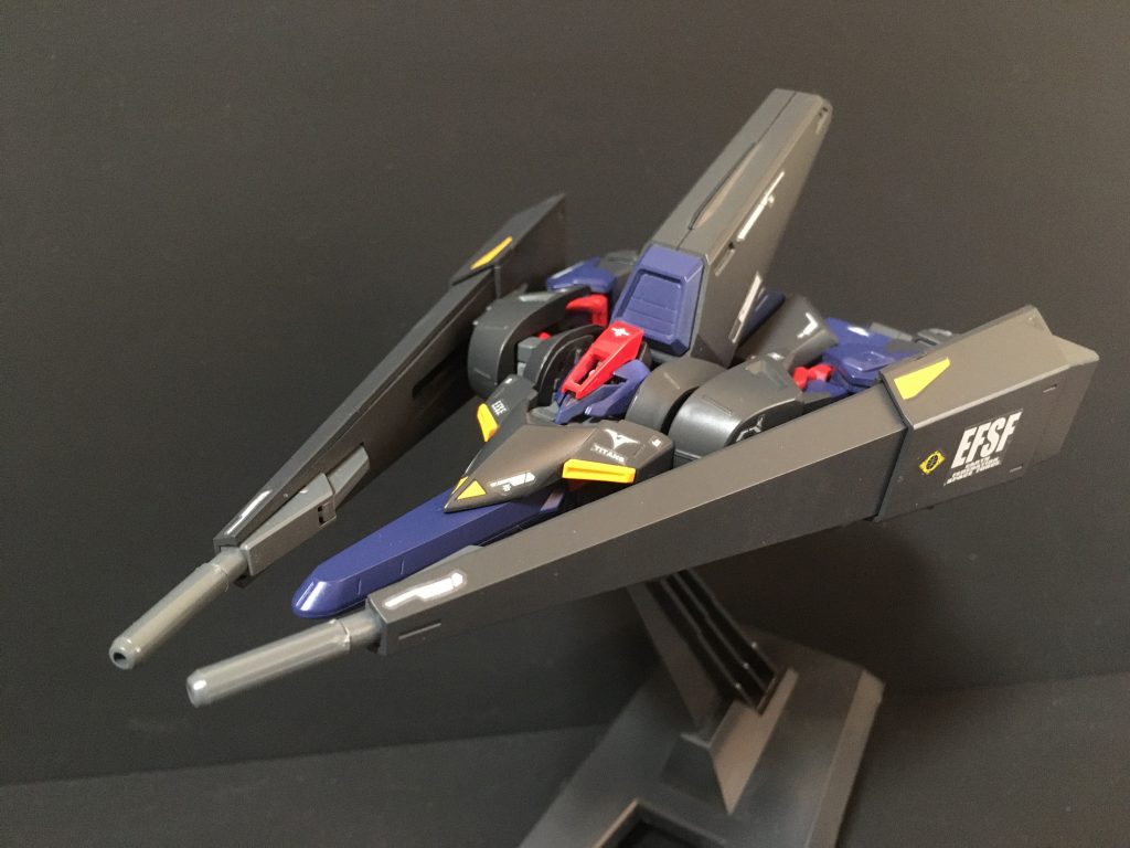 MA形態変形ギミックが旧キットから進化して、空気抵抗の少ない薄型の飛行形態が再現できます。正直言うと、旧キットの変形ギミックを信じてたので、びっくりしました。