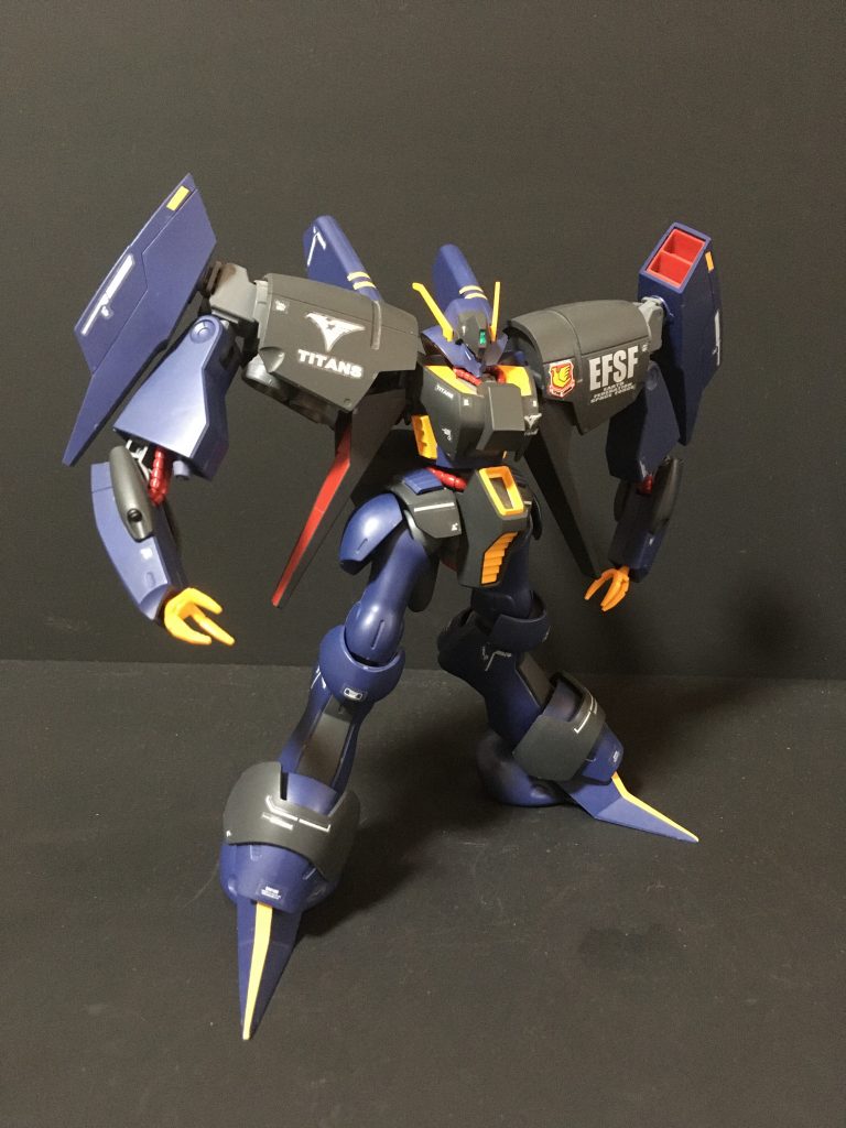 正面右側バイアランは旧キットの出来も良かったですが、1/144サイズでなかったのが残念なキットでした。UCガンダム後にHG化されて1/144サイズで楽しめて非常に嬉しいです。