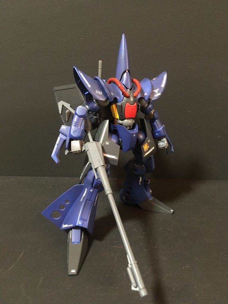 正面右側非常に特徴的なデザインですね。生物的でありかつMSとしての合理性にかなった永野護先生の傑作デザインと思います。