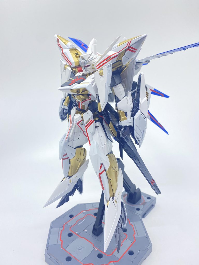 全体的に白を基調として、ところどころに赤いラインを入れています。あと、内部フレームは金色とガンメタルで塗り分けています。