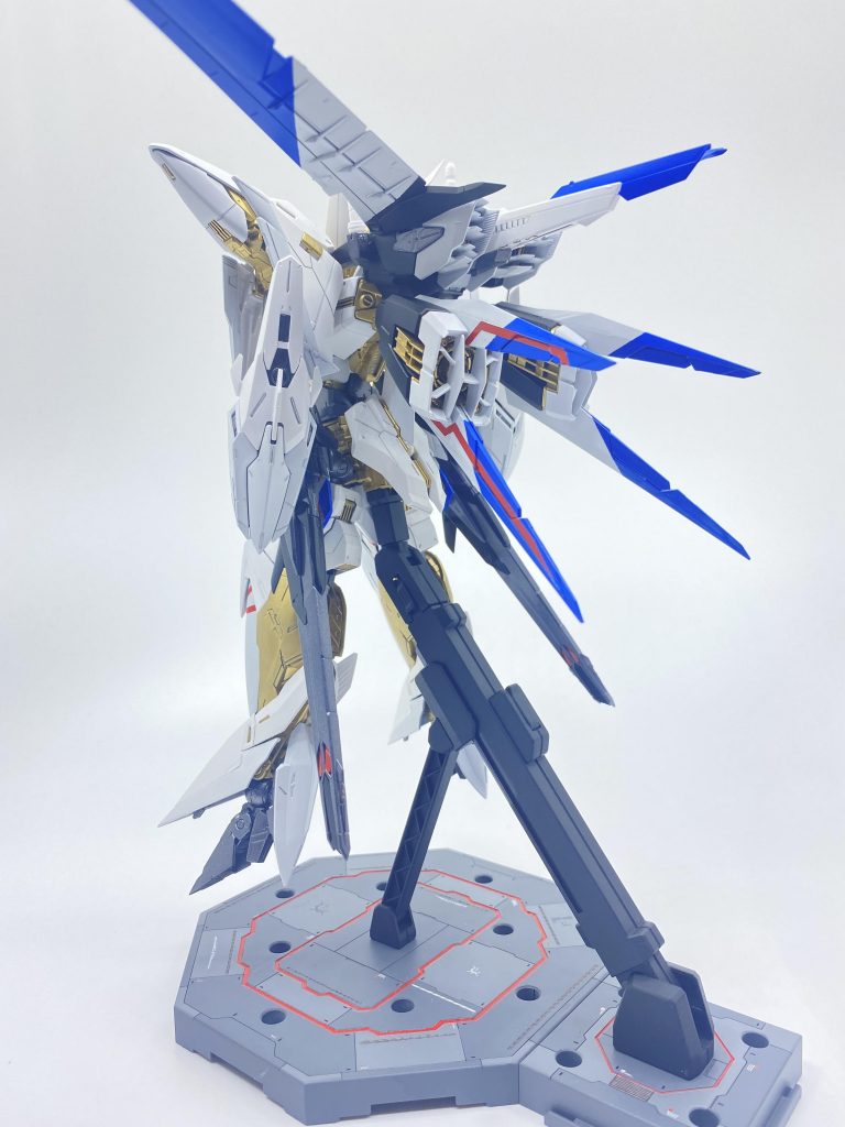 バックパックは(たまたま持ってた)エールストライカーを装着。羽は青色を取り入れ、こちらも要所要所に赤いラインを入れています。