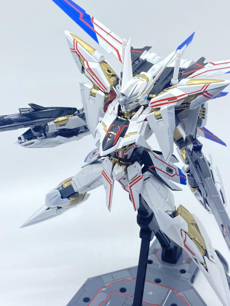 赤いラインの塗り分けがとにかく大変でした…。可変機ですが変形は塗装剥げが怖いのでやっていません。