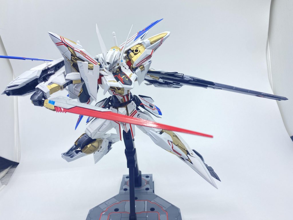 ソードは金、銀、黒を塗り分けてファンタジーに出てきそうな剣のようにしました。