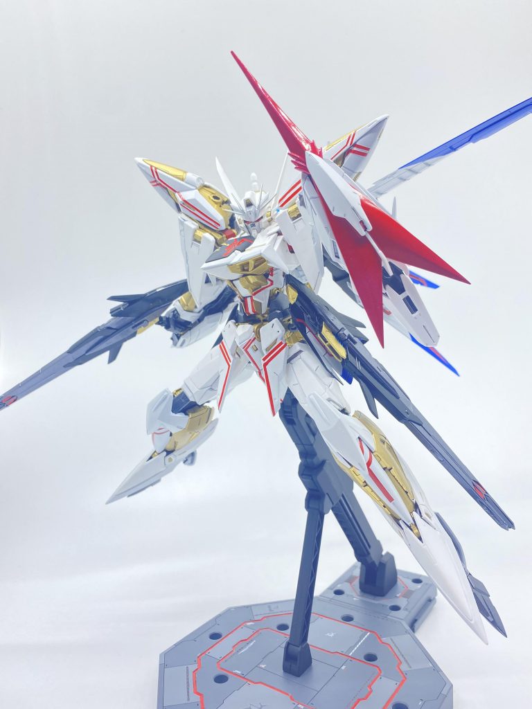 エクリプスガンダムは全体的にとげとげしてて見栄えがいいので、どんなポーズとっても様になりますね(笑)