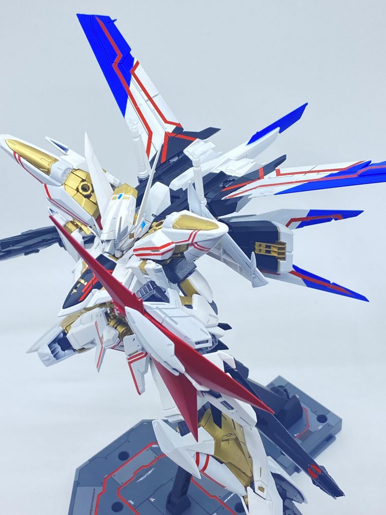 …はい、ぶっちゃけ『クロスアンジュ』に登場する主人公機、ヴィルキスの最終決戦仕様カラーです。フリーダムのほうが形が近いですが、エクリプスでもできそうだったのでやってみました。