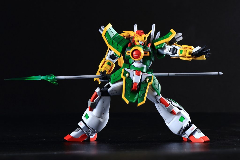 大きな動きをするイメージの強いドラゴンガンダム、できる限り広い可動範囲を維持できるようにがんばりました。