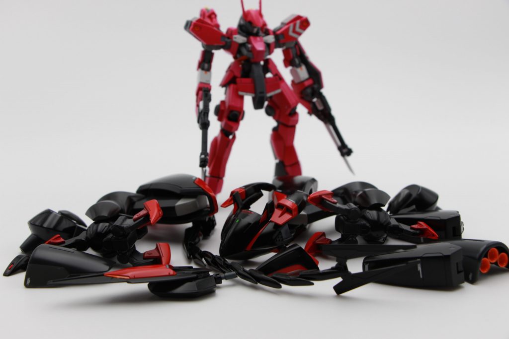 フルアーマー化なので脱ぐことも可能です。また、本体は艶消しでアーマーは光沢仕上げにしてみました。