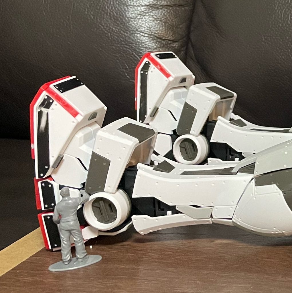 脛を10mm延長。プラバンで延長しているので微妙に色が違いますが分かりますでしょうか。つま先を7mm延長し、プラ板を貼って大型化。