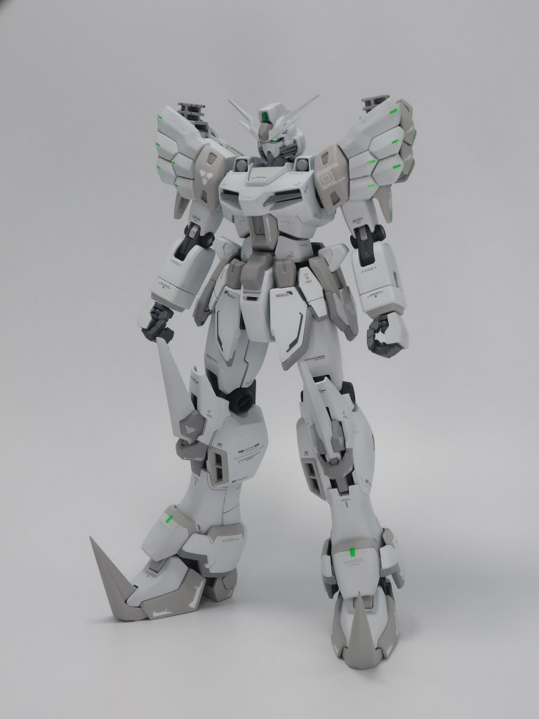 一番シンプルな状態です。脚のアーマーを取り付けるためにヘビーアームズの脚を活用しました。色はガイアノーツのニュートラルグレーとスチールホワイトを使っています。