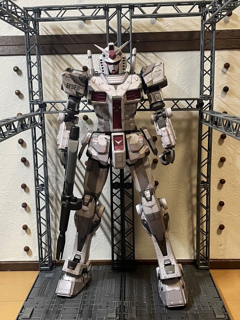 全体ショット。安彦さんイメージで(私の中の)、全体的に赤っぽい配色にしています。