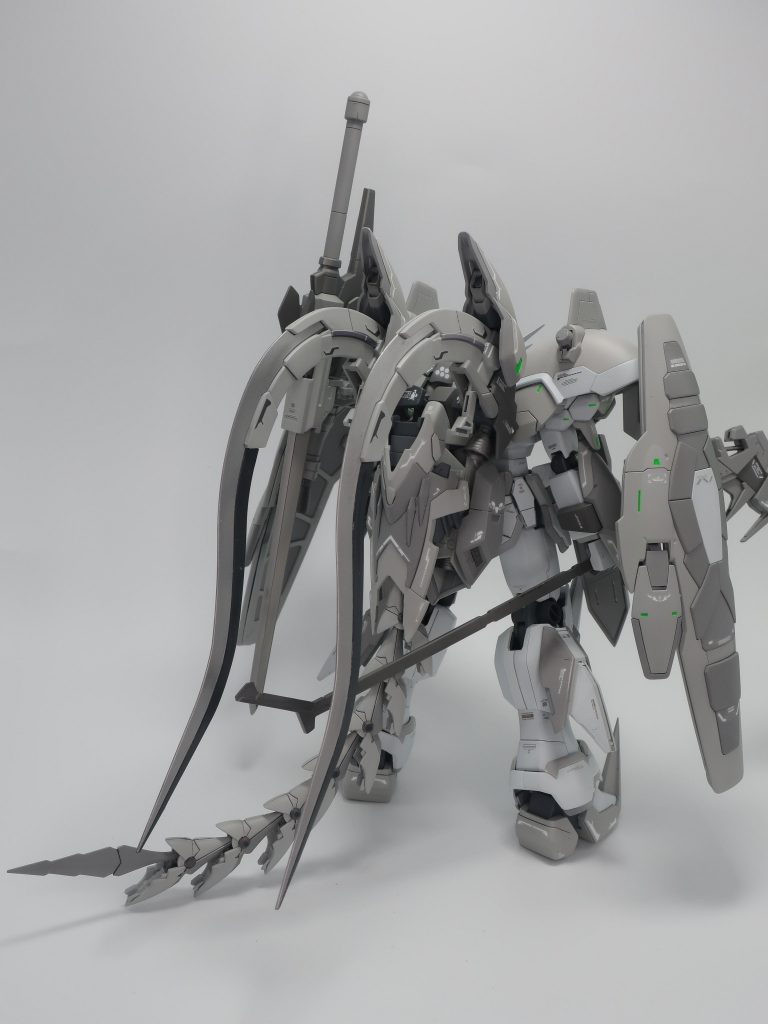 バックパックはサンドロックEWをベースにデスサイズの肩やエピオンのシールド&ヒートロッドを取り付けました。