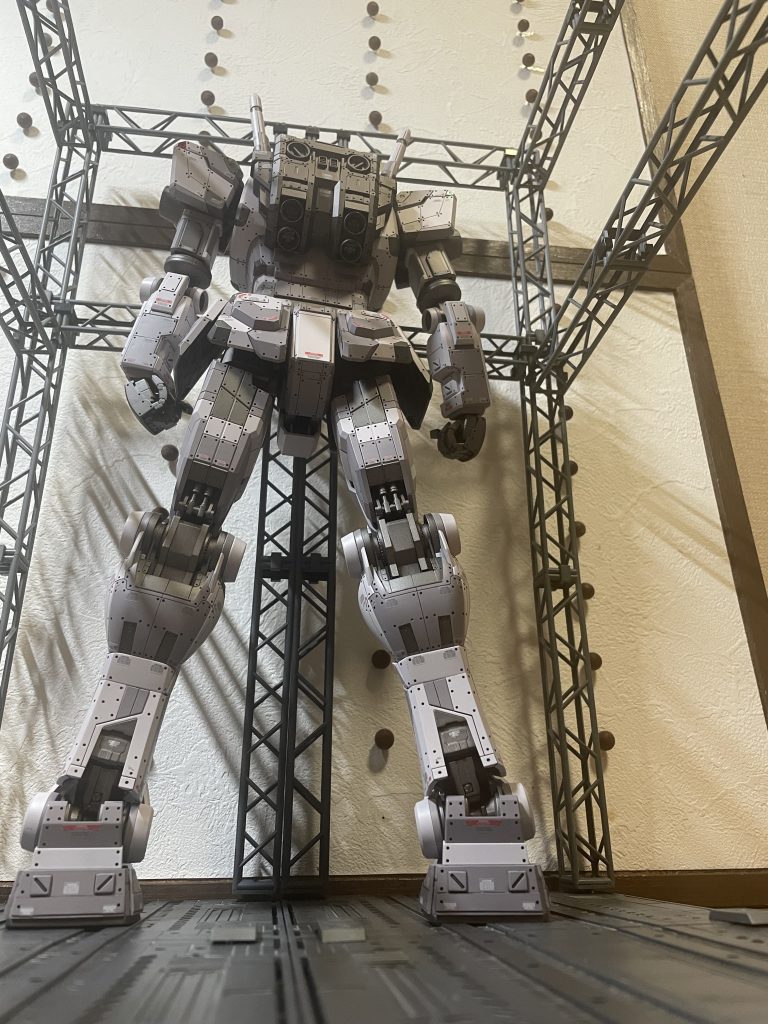 バックショット。格納庫のジオラマと整備兵はおまけです（笑人のサイズが分かるとガンダムのサイズ感が分かり、ディテール追加の目安になります。リベット穴はφ1mmで開けてますので、実物では大体φ50mmのリベットになりイメージの大きさと合います。