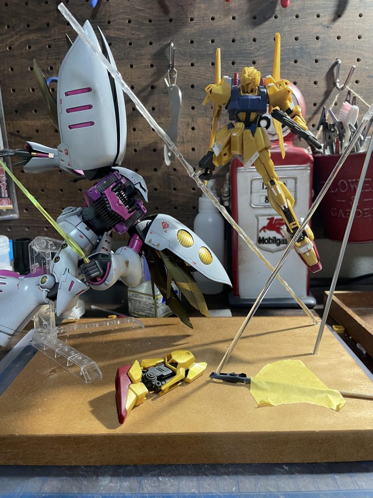 製作イメージです。最初ビームは透明プラ棒に真鍮を通したもの使用つもりでしたが、百式の重さに耐えきれず若干しなってます。あと、ちぎれた片足を転がしておく予定でしたが作ってる間に無くしました……普通こんなもの無くすか!?