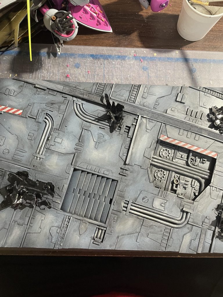 架台です。サラミスの甲板とかその辺をイメージ。プラ板とかランナーとかで作成。こういうのって、つい楽しくなっちゃっていつまでもプラ板の切れ端をペタペタやっちゃいますね。