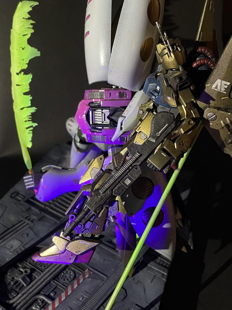 【百式視点】並べてみると、キュベレイって百式に比べてかなり大きい。こんな奴が突っ込んできたらかなり怖いですね。