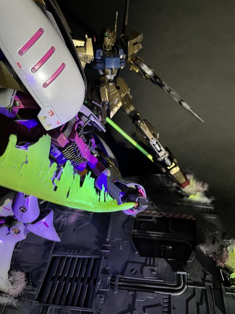 【キュベレイ視点】ビームサーベルで切りかかっていますが、そこに百式は既にいません。