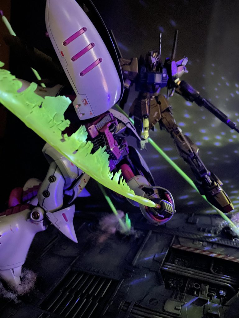 最後に…子供が自由研究でプラネタリウムらしきものを作っていたのでコラボ。今回の製作ですが、前作キュベレイから2カ月以上かかっていますね。最近忙しくてなかなかプラモを作る時間が取れないのですが、まぁ趣味なのでこれからもマイペースで投稿しますのでよろしくお願いします!ではまた!