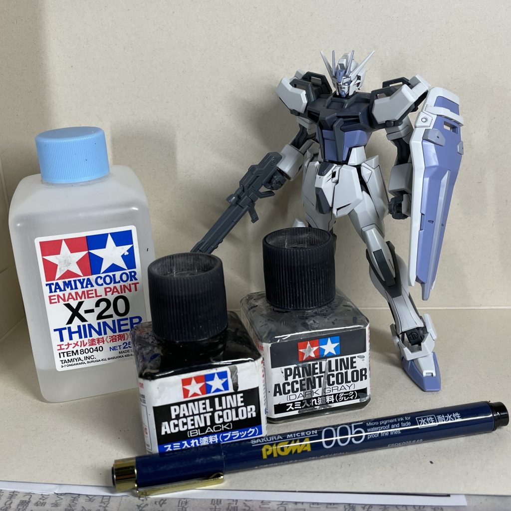スミ入れ書き込み　ライン書き込みにピグマ005を はじめて使用。書き込みずらい部分は、いつも通りタミヤスミ入れ塗料を使いました。はみ出た部分はどちらもタミヤエナメル溶剤で落とせるので、使い勝手はいいです。　ガイアカラーのフラットクリアーでトップコートしてもにじまないようなので、自分の条件では、ガンダムマーカースミ入れ用よりも使えそうです。
