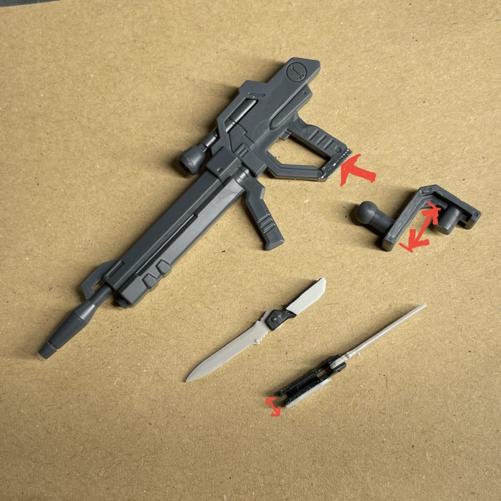 武器の加工　シールドマウントの可動範囲が微妙に広がるように加工。RG用アーマーシュナイダーにプラ板を貼って厚みを調整し、EGので持てるようにしました。