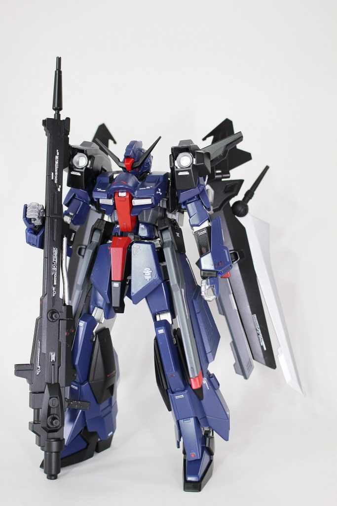 ゴテゴテして、悪そうで、つよつよなガンダム！というコンセプトで作ってみました。頭：ガンダムヘリオス腕・胴体：Zガンダム足・肩・胸アーマー・銃：ライトニングガンダム腰レールガン：アメイジングストフリバックパック：ストライクノワール太陽炉：00ガンダムとまあ、いろいろくっつけていますプラ板のディテールアップだけでなく、胸アーマーの真ん中はパテでスクラッチにチャレンジしてみました。