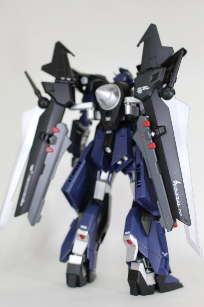 背中には太陽炉を積んでるので、トランザムもできるよ！色味的にスミ入れが目立たないので、デカールで情報量を増しています。トップコートは半光沢です。