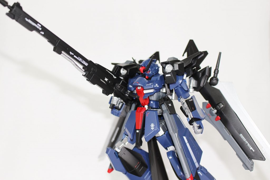 グランゾンみたいなカラーリングをイメージしてたんですが、どっちかというとアシュタロンかな……