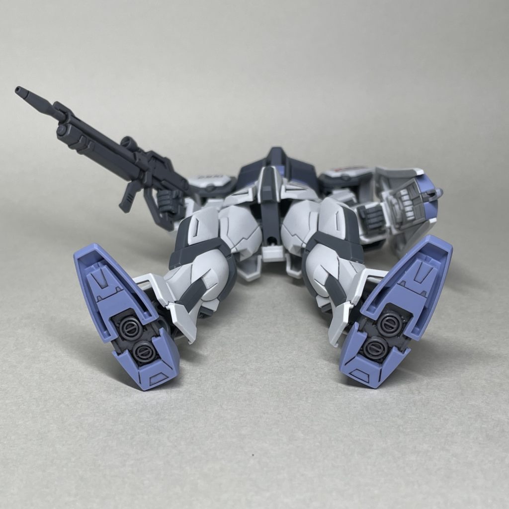 下から足裏の肉抜き穴はそのままです。グレーの部分は塗装しました。