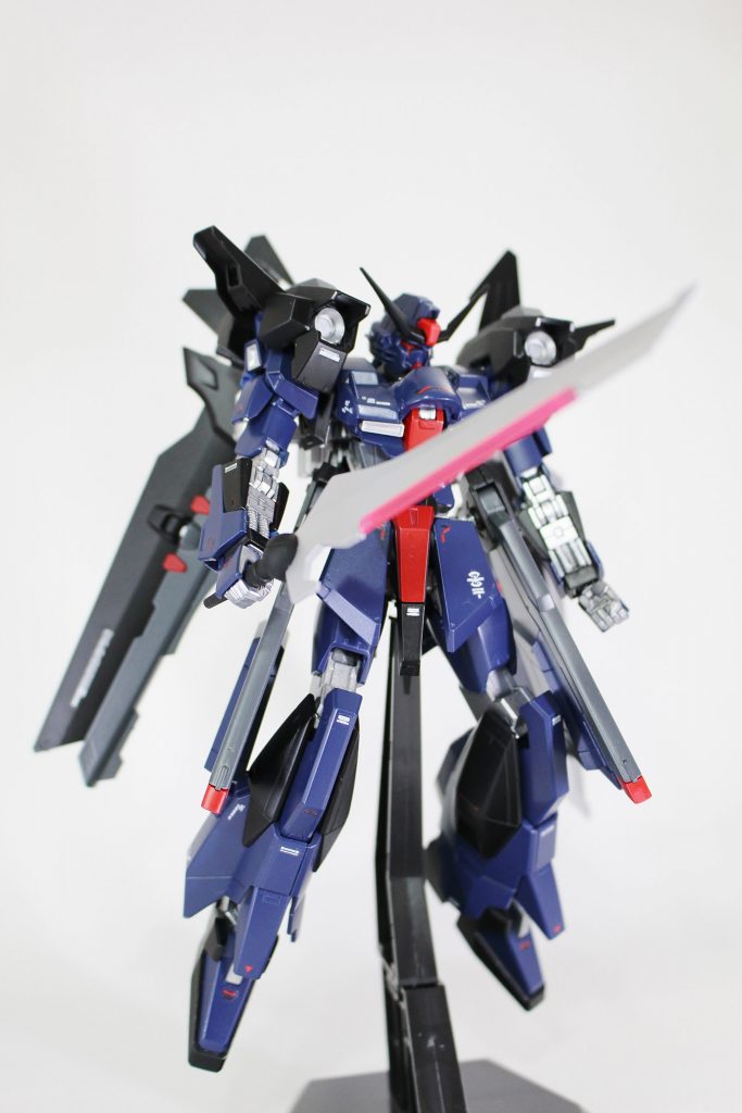ロングライフルにレールガン4基、でっかい刀も二本あるので、遠・中・近距離ぜんぶ対応できるんだとか。俺ツエー！な中二心満載のガンダムを作れて、とっても満足！