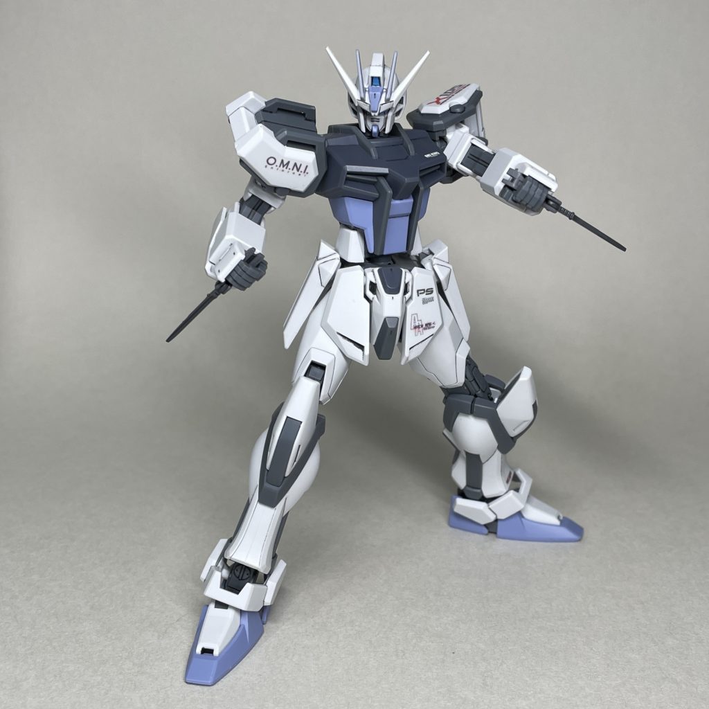 アーマーシュナイダー装備　まえ　ポーズをつけてみて、EGでは可動範囲はそれなりに広くても自然なポーズ付けが難しいという欠点が露見。キットのままでは、アーマーシュナイダーをうまく構えるのが難しいです。