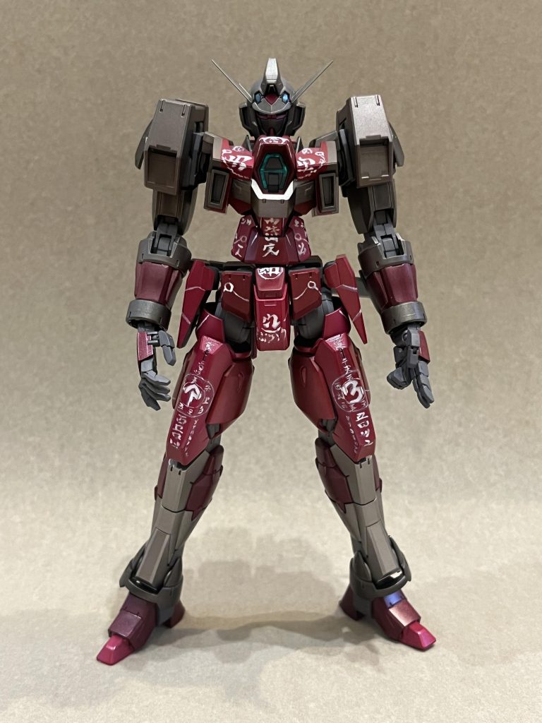 当初は、市販の梵字デカールを適当に張り付ける予定だったのですが、実際作業しようとしたら、全然デカールのスケールが合わない事がわかり、しかたないので、ゲーム画面を見ながら梵字を筆で一発書きしました。