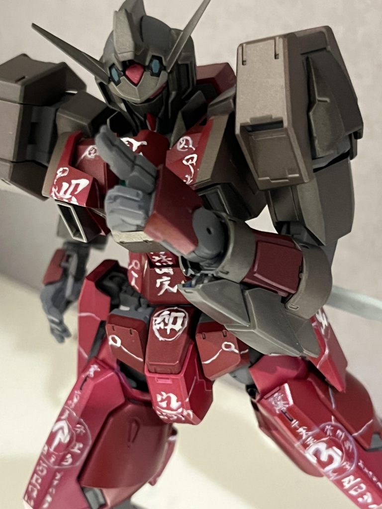 AGE-1スパローを見た時から、「これタキ専用ガンダムにピッタリだな!」と思っていたのですが、AGE-1の上半身がどうしてもタキのようなオッパ・・・いや、女性的な感じがしないので、AGE-2の上半身をミキシングしてみました。ただAGE-2の上半身をつなげただけで、他になにも手を加えていないのですが、AGE-2の腰の括れと胸部のボリュームがくノ一っぽさをうまく表してくれてると思います。私のガンプラ製作で初めてのミキシングです。