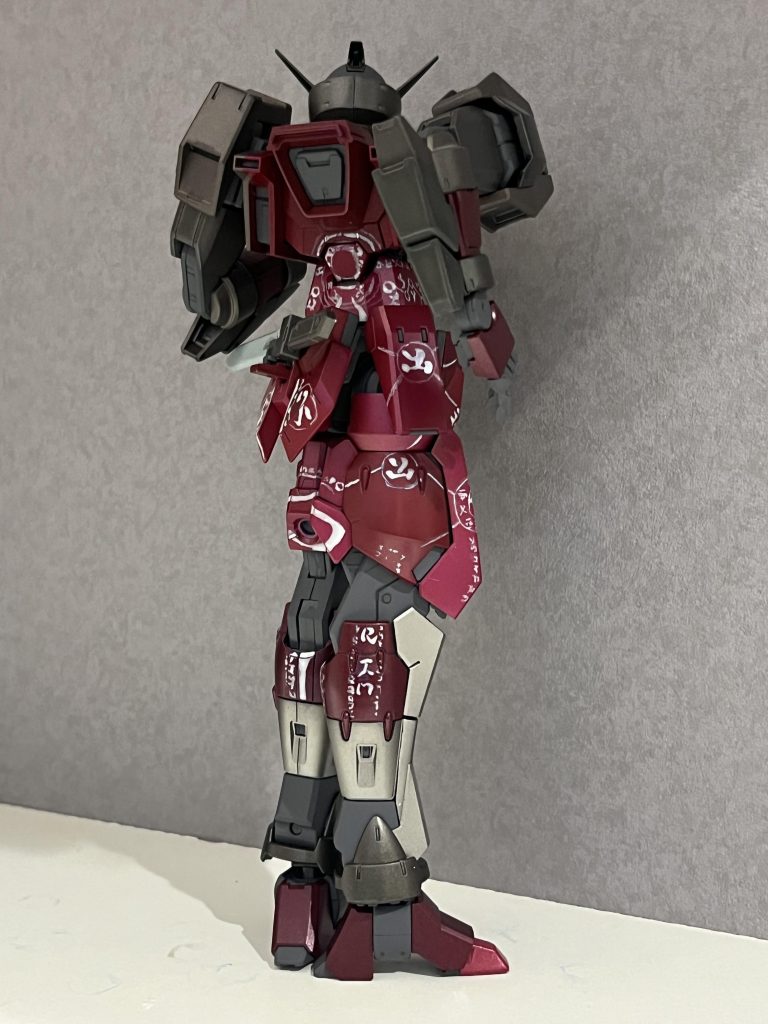 梵字の情報量が多いので、他のデカールなど装飾はいっさいなしにしました。ゲームキャラのボディースーツが艶々なので、トップコートもしていません。その影響か、撮影すると画像上のワインレッドが見た目とどうしても違う色になってしまいます。ワインレッドは下地や調色の違いで4諧調の色合いで塗っています。ソウルキャリバーガンプラ第3段を作成してみましたが、おそらくこのサイトの99%の人にはまったく興味ないテーマだと思います。でも、東京オリンピックの入場行進で採用されるなど、意外にも世界では人気タイトルなんですよ、ソウルキャリバー(たぶんね)最後にセクシー忍者タキさんの公式画像をリンクしておきます。https://sc6.soularchive.jp/character/taki.phpご興味わきましたら見ていただけますと幸いです。