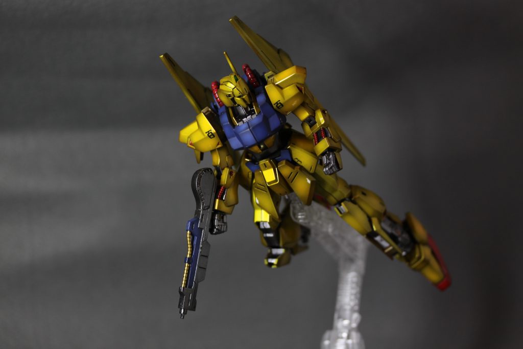 「カミーユ、大丈夫か?」とかこんな格好で言ってたような…※ビームライフルの先端部を無くしてしまった…